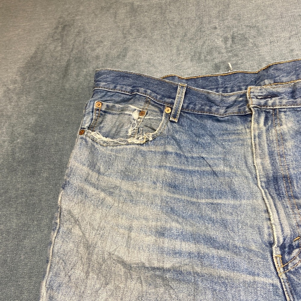 Levi's 550 Jeans Men 44x34 Blue Denim Light Wash Straight Relaxed Fit Whiskering - Picture 11 of 15